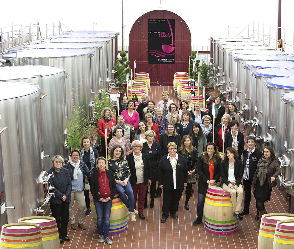 Groepsfoto van Femmes et Vins de Bourgogne in de cuverie van de Hospices de Beaune