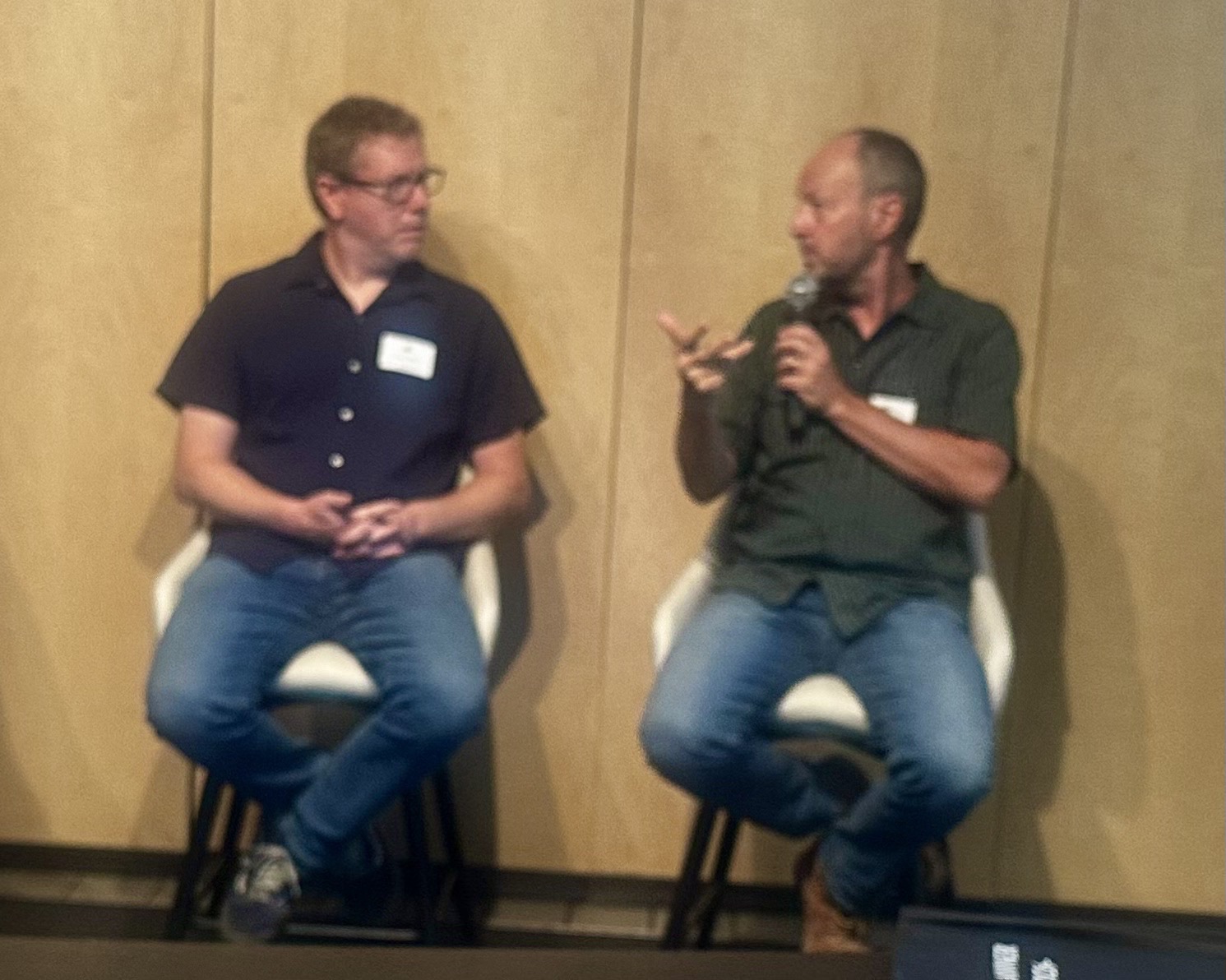 Jason Haas en Steve Matthiasson in gesprek op het podium van Napa Valley Grapegrowers