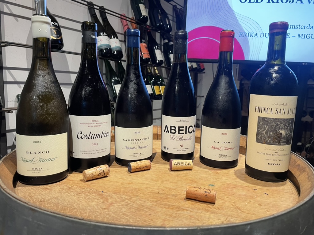 Zes Rioja-flessen op een vat bij een masterclass in Amsterdam