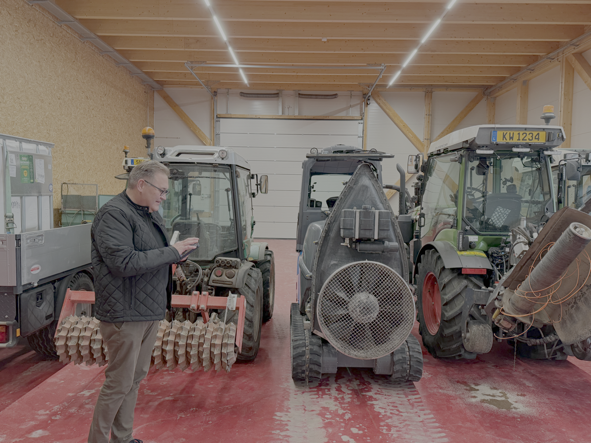 Machineloods met wijngaardtractoren Krier-Welbes